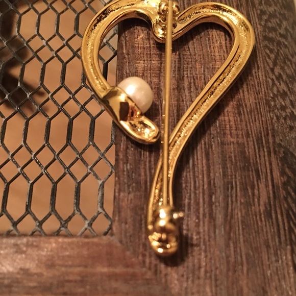 Vintage goldtone heart shaped pearl brooch - Picture 4 of 4